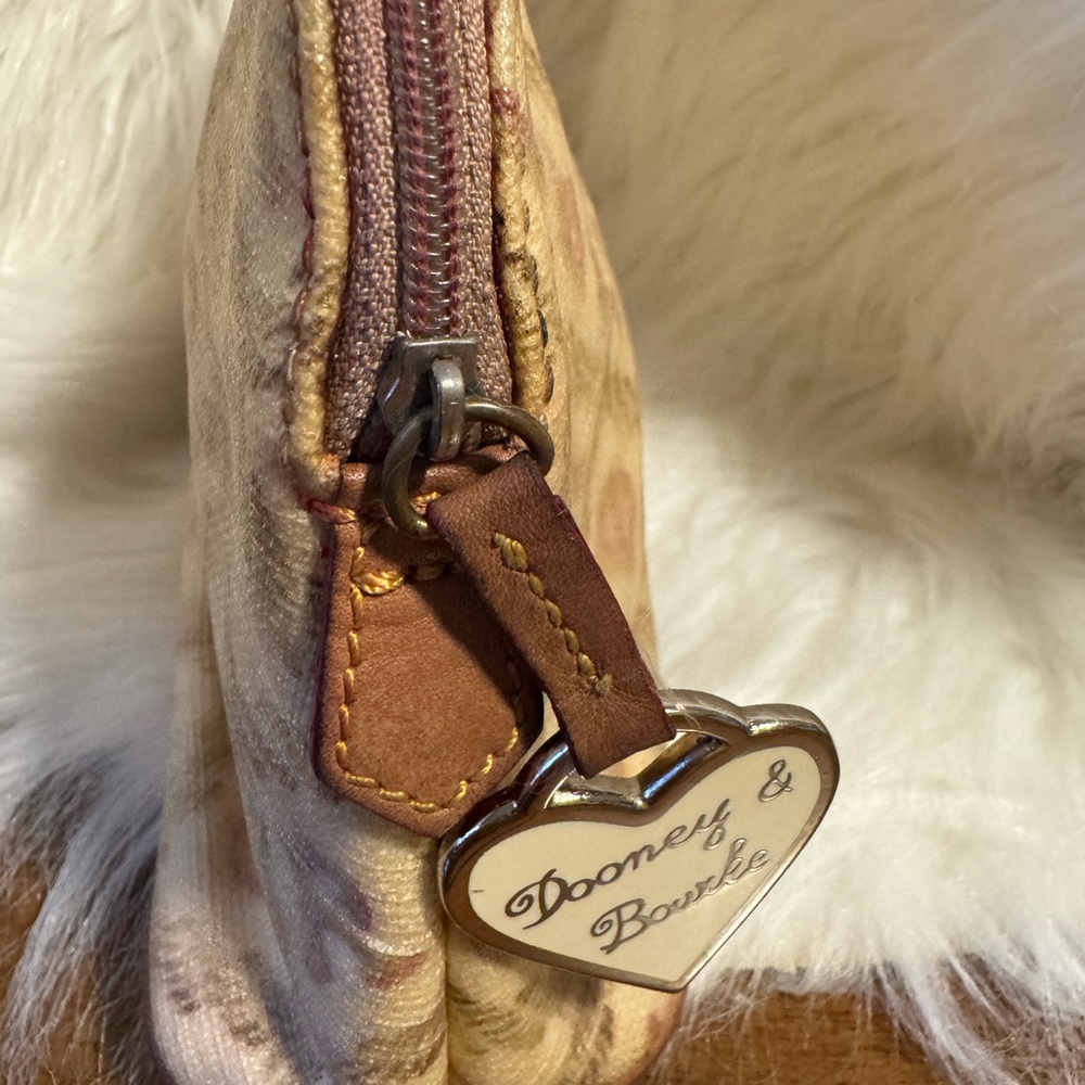 Dooney & Bourke Pouch 📦💌🎄 - Picture 3 of 6